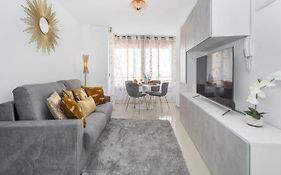 Reel Apartments- Walk To The Beach And Centre